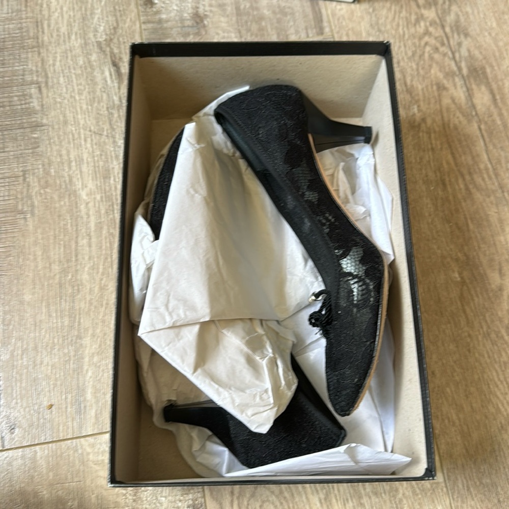 Michael Pasinkoff black kitten lace heel. Size 37.5. Made in Italy
